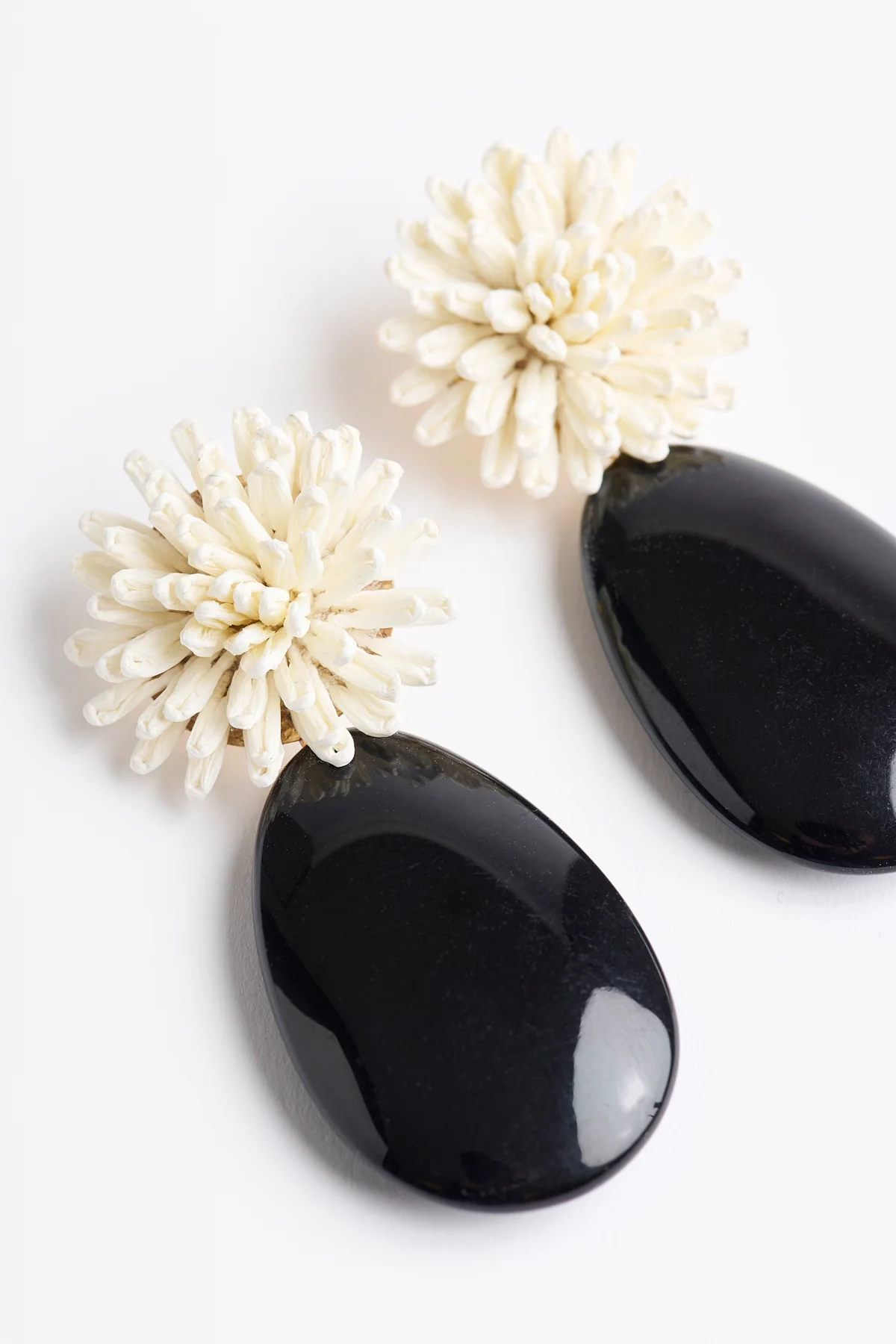 PENDIENTES JUNO BEIGE/NEGRO - Image 2
